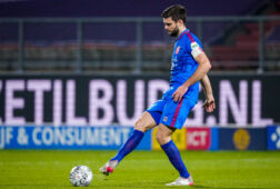Robin Pröpper passt de bal