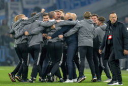 De Feyenoord-staf viert de behaalde finale