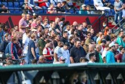 Supporters van Feyenoord in een halflege Kuip vanwege de coronamaatregelen