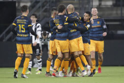 Blijdschap na de goal van Joey Veerman tegen Heracles