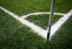 De hoekvlag op een voetbalveld