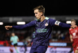 Dennis Vos in actie voor Jong PSV