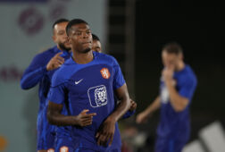 Denzel Dumfries op de training van Oranje in Qatar