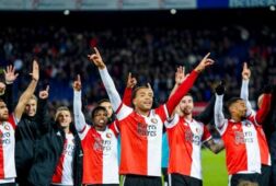 Cyriel Dessers viert de zege