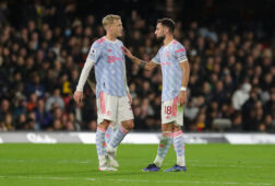 Donny van de Beek en Bruno Fernandes in gesprek