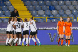Duitsland O17 juicht na een goal tegen Oranje O17