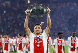 Dusan Tadic met de schaal