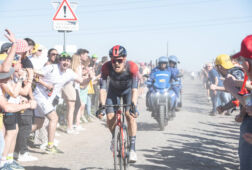 Dylan van Baarle tijdens Parijs-Roubaix