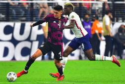 Edson Álvarez namens Mexico tegen de Verenigde Staten