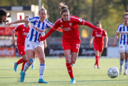 Een duel tussen FC Twente en SC Heerenveen