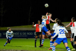 Een duel tussen PEC Zwolle en Feyenoord
