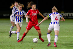 Een duel tussen SC Heerenveen en FC Twente