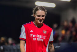 Een lachende Vivianne Miedema in het shirt van Arsenal