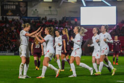 Engeland juicht na een goal tegen Letland