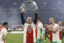 Erik ten Hag met de kampioensschaal