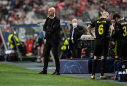 Erik ten Hag tijdens de wedstrijd tegen Benfica