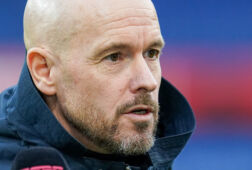 Erik ten Hag voor de microfoon van ESPN