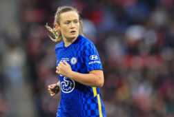 Erin Cuthbert in het shirt van Chelsea