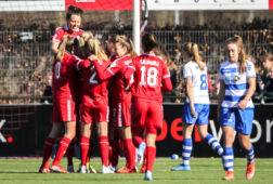 FC Twente juicht na een goal tegen PEC Zwolle