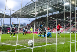 Tasos Douvikas scoort tegen SC Cambuur