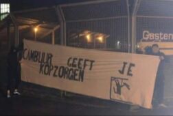 SC Heerenveen-fans met een smakeloos doek bij SC Cambuur