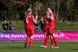 Fenna Kalma van FC Twente juicht na een goal tegen SC Heerenveen