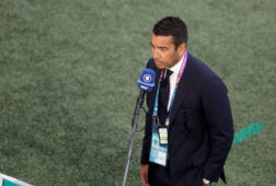 Giovanni van Bronckhorst wordt geïnterviewd