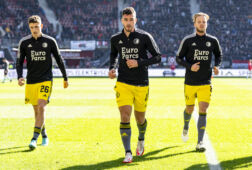 Guus Til, Marcos Senesi en Jorrit Hendrix tijdens de warming up
