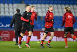 De spelers van Helmond Sport zijn bezig met de warming up