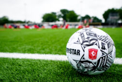 Het logo van FC Twente op een bal