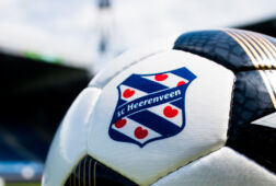 Het logo van SC Heerenveen op de Eredivisiebal