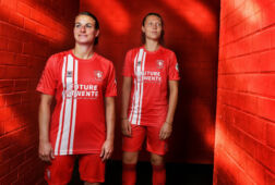 Het nieuwe thuistenue van FC Twente