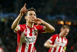 Hirving Lozano viert een doelpunt namens PSV
