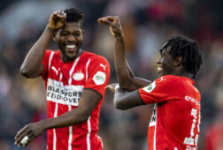 Ibrahim Sangare en Armindo Bruma juichen na een doelpunt