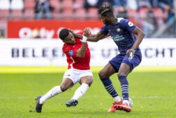 Ibrahim Sangare heeft zijn hand nodig om Quinten Timber af te stoppen