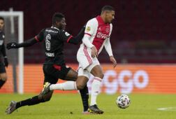 Sébastien Haller in duel met Ibrahim Sangaré
