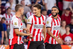 Ismael Saibari Joey Veerman en Mark van Bommel vieren een treffer