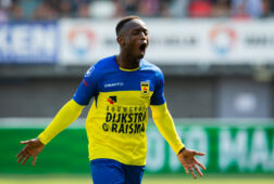Issa Kallon juicht na een treffer