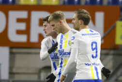 Jens Odgaard wordt door zijn ploeggenoten gefeliciteerd na een goal