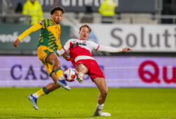 Jesse van der Haar strijdt om de bal