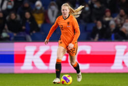 Jill Baijings in het shirt van de Oranje Leeuwinnen