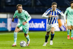 Joey Veerman in duel met Mario Götze