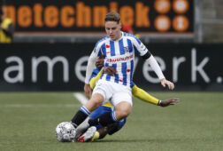 Joey Veerman in duel met SC Cambuur