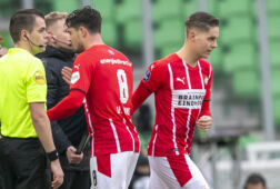 Joey Veerman komt in het veld voor Marco van Ginkel