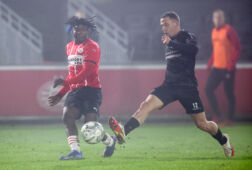 Johan Bakayoko geeft een voorzet tegen Almere City FC