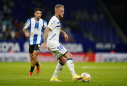 John Guidetti in het shirt van Alaves