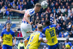 Joost van Aken met een kopbal tegen SC Cambuur