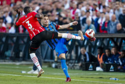 Jordan Teze in duel met Dusan Tadic