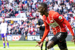 Jordan Teze na zijn eerste goal voor PSV