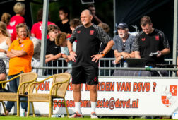 Joseph Oosting langs de lijn tijdens een oefenduel